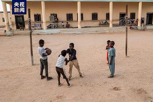 ? Chỉ đạo chiến thuật? Cameroon đá phạt Onana chạy ra sân trước để trao đổi với đồng đội